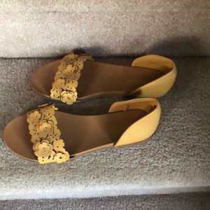 New Andiamo yellow floral sandals size 7.5